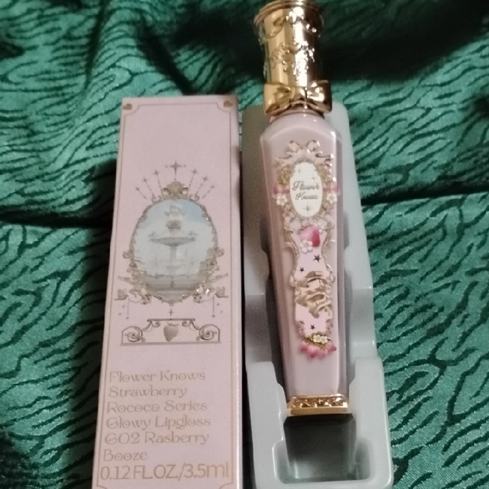 Flower Knows Glowy Lipgloss in Strawberry